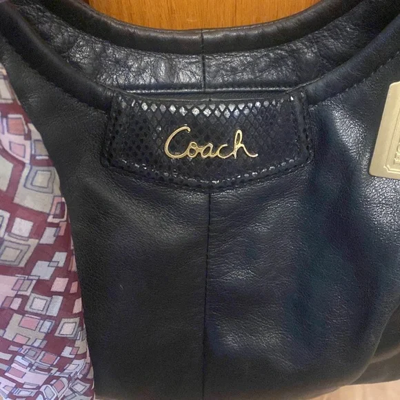 Coach F23308 black leather pleated purse with gold hardware - Picture 2 of 11